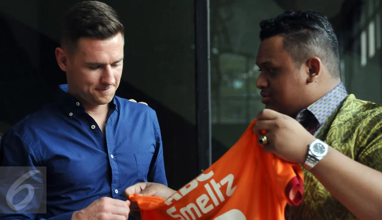 Presiden klub PBFC, Nabil Husein Said Amin (kanan) menyerahkan kaus tim kepada Shane Smeltz usai penandatanganan kontrak di Jakarta, Selasa (11/4). Shane Smeltz pemain asal Selandia Baru dan berposisi sebagai penyerang. (Liputan6.com/Helmi Fithriansyah)
