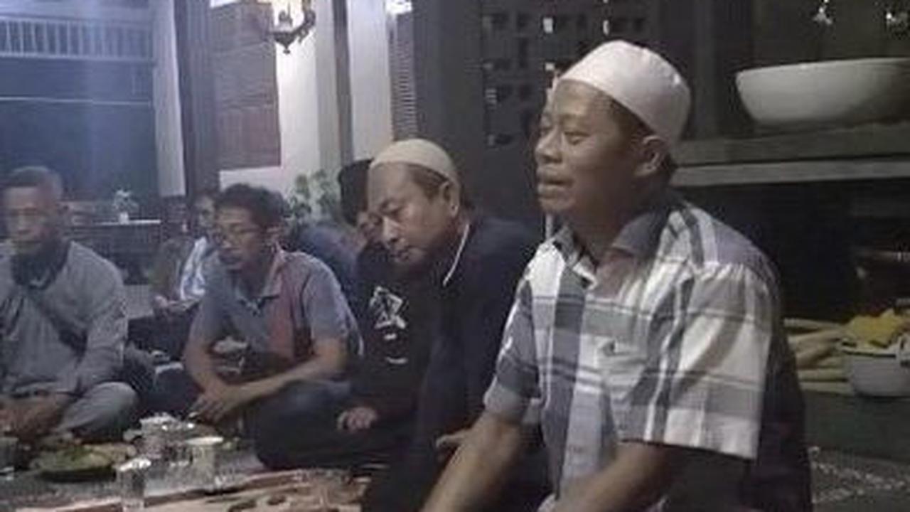 Di teras rumah juga kadang ada kumpul dengan warga desa. Meski artis, Caca tetap aktif di kegiatan desanya.