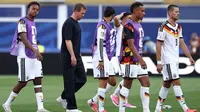 Pelatih kepala Timnas Jerman, Julian Nagelsmann (kedua dari kiri), bereaksi setelah kalah dalam adu penalti selama pertandingan babak 32 besar Piala Dunia 2026 antara Jerman dan Paraguay di Stadion Boston di Foxborough pada 30 Juni 2026. (FRANCK FIFE/AFP)