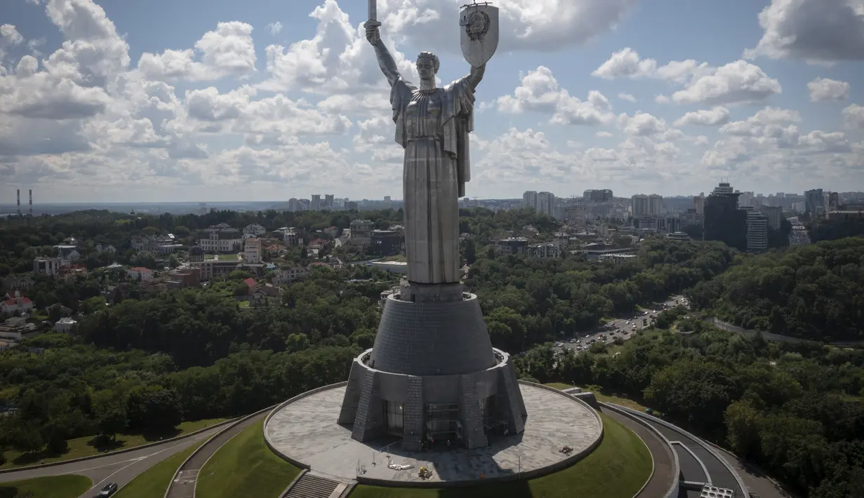 Patung itu juga akan berganti nama menjadi patung Ibu-Ukraina.(AP Photo/Jae C. Hong)