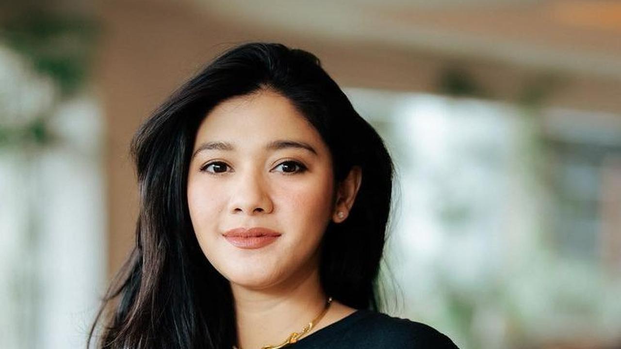Pesinetron cantik Naysilla Mirdad mewarisi rambut hitam dan tebal yang dimilikinya dari sang ibu, aktris senior Lydia Kandouw.