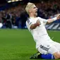 Bek Dynamo Kiev, Aleksandar Dragovic melakukan selebrasi usai mencetak gol kegawang Chelsea pada lanjutan Grup G liga champions di  Stamford Bridge, London, Inggris (4/11). Chelsea menang atas Kiev dengan skor 2-1. (Reuters/Andrew Couldridge)