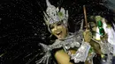 Ratu drum Milena Nogueira dari sekolah samba Imperio Serrano tampil saat perayaan karnaval di Sambadrome, Rio de Janeiro, Brasil, Minggu, (11/2). (AP Photo/Leo Correa)