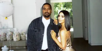 Kim Kardashian dan Kanye West tengah merayakan ulang tahun pernikahan ke-4. Mereka berdua memang kerap tampil mesra. (instagram/kimkardashian)