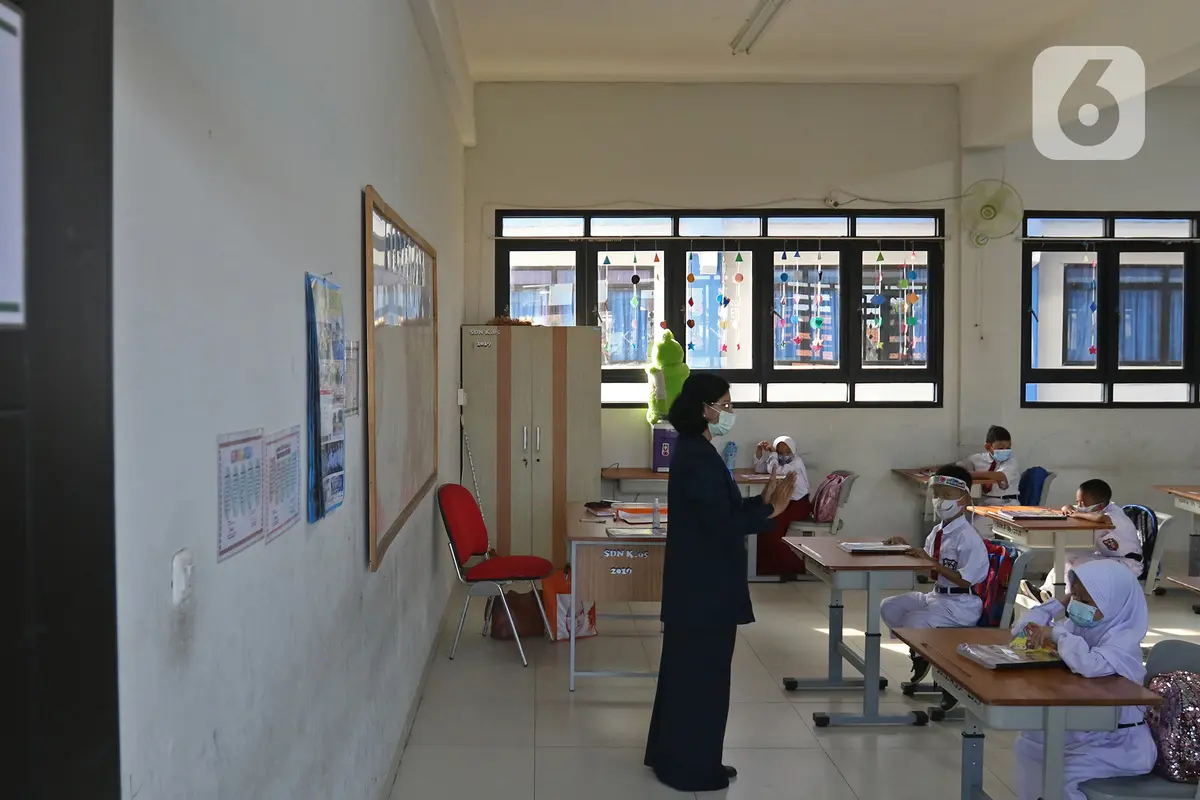 Suasana Uji Coba Pembelajaran Tatap Muka di SDN Kalisari 05 Jakarta