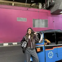 Raisa tampil memikat dengan gaya maskuli menggunakan jaket kulit. [Instagram/ Raisa]
