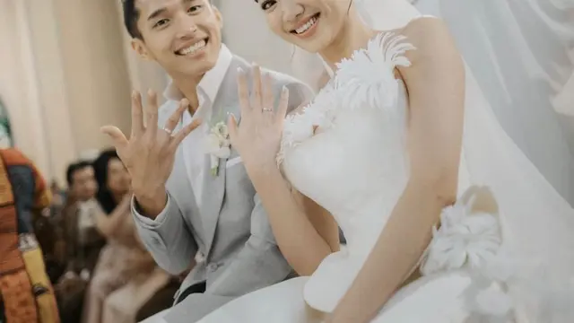 Atlet pebulu tangkis Indonesia Jonatan Christie, resmi menikahi Shania Junianatha atau Shanju. (Dok: Instagram @jonatanchristieofficial)