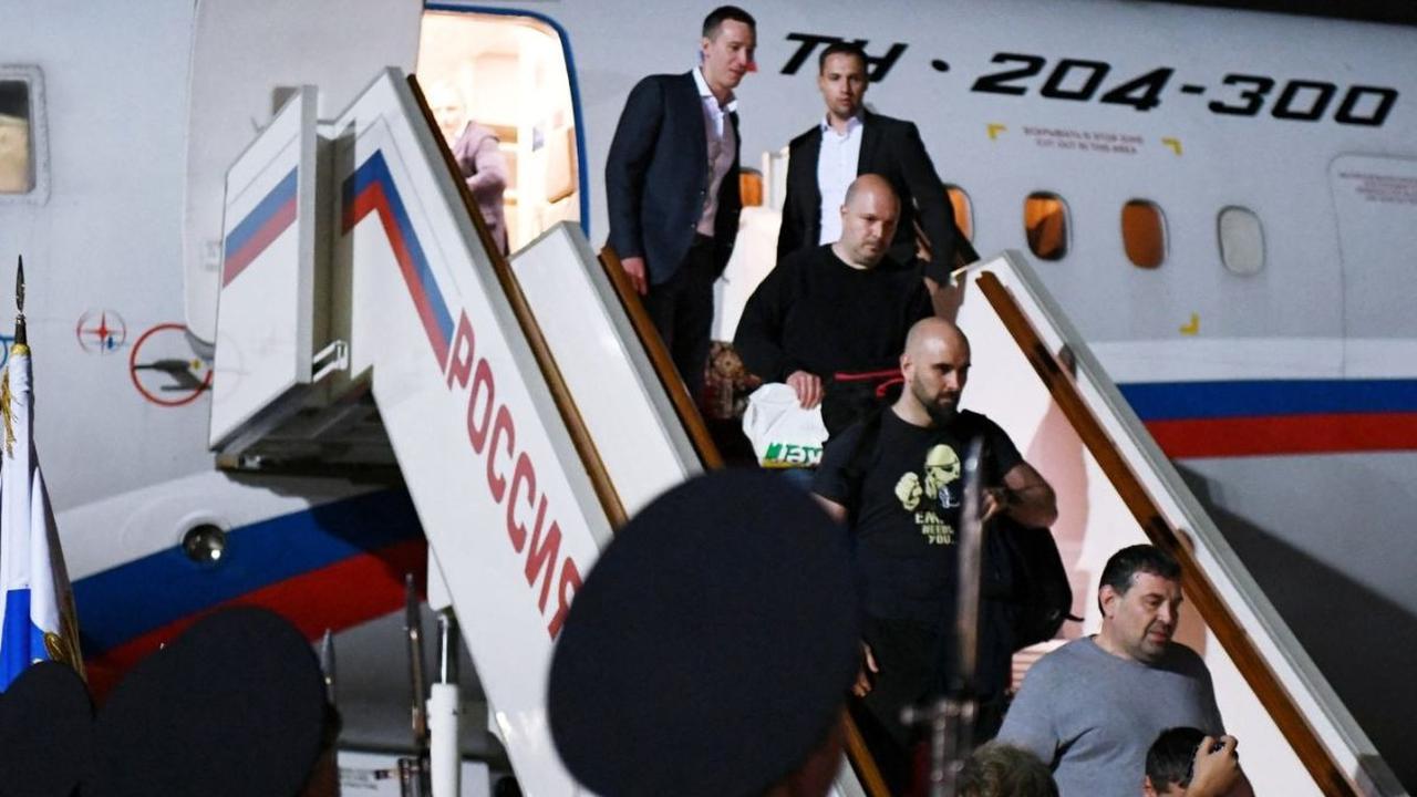Kamis (1/8/2024) menjadi hari bersejarah, dimana dua lusin tahanan, termasuk mantan marinir AS Paul Whelan dan reporter Wall Street Journal Evan Gershkovich, dibebaskan. Foto: AFP