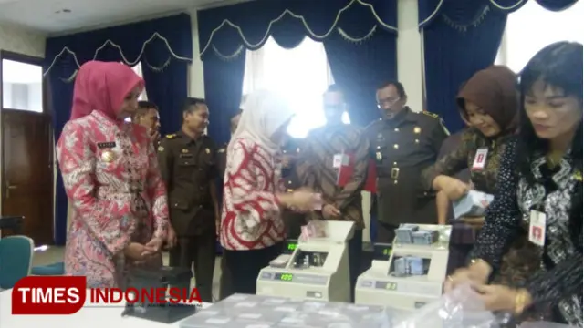 Terima Uang Rampasan Kejari Jember, Bupati Faida: Bisa Buat Renovasi Kelas