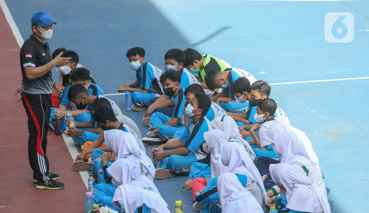Siswa mengikuti pelajaran olahraga pada hari pertama pembelajaran tatap muka di SMP 26 Depok, Depok, Jawa Barat, Senin (24/1/2022). Pemerintah Kota Depok mulai menggelar Pembelajaran Tatap Muka (PTM) secara penuh atau 100 persen mulai hari ini. (Liputan6.com/Herman Zakharia)