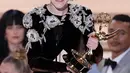 Julia Garner menerima penghargaan kategori aktris pendukung terbaik dalam serial drama pada ajang Primetime Emmy Awards ke-74 di Microsoft Theater, Los Angeles, Amerika Serikat, 12 September 2022. Saat menerima penghargaan, Julia mengucapkan terima kasih kepada lawan mainnya, Jason Bateman dan Laura Linney. (AP Photo/Mark Terrill)