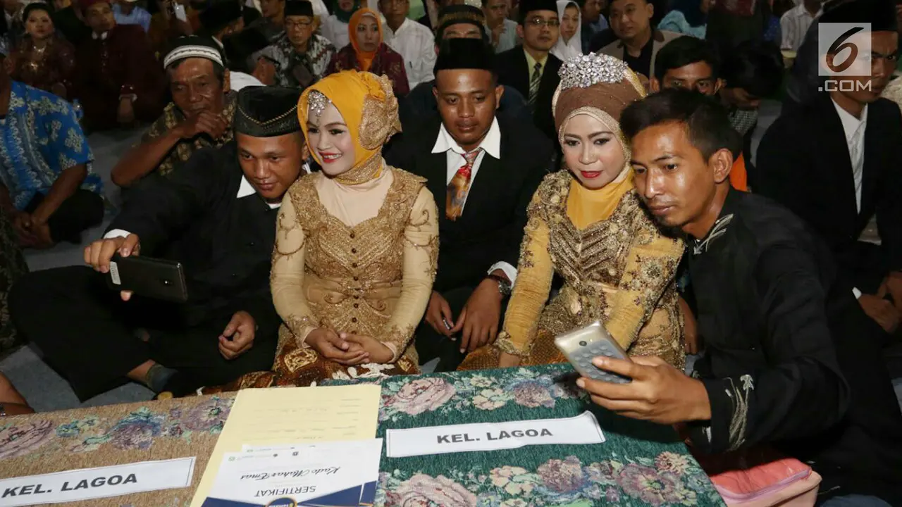 FOTO: Senyum Bahagia Pasangan Nikah Massal di Malam Tahun Baru