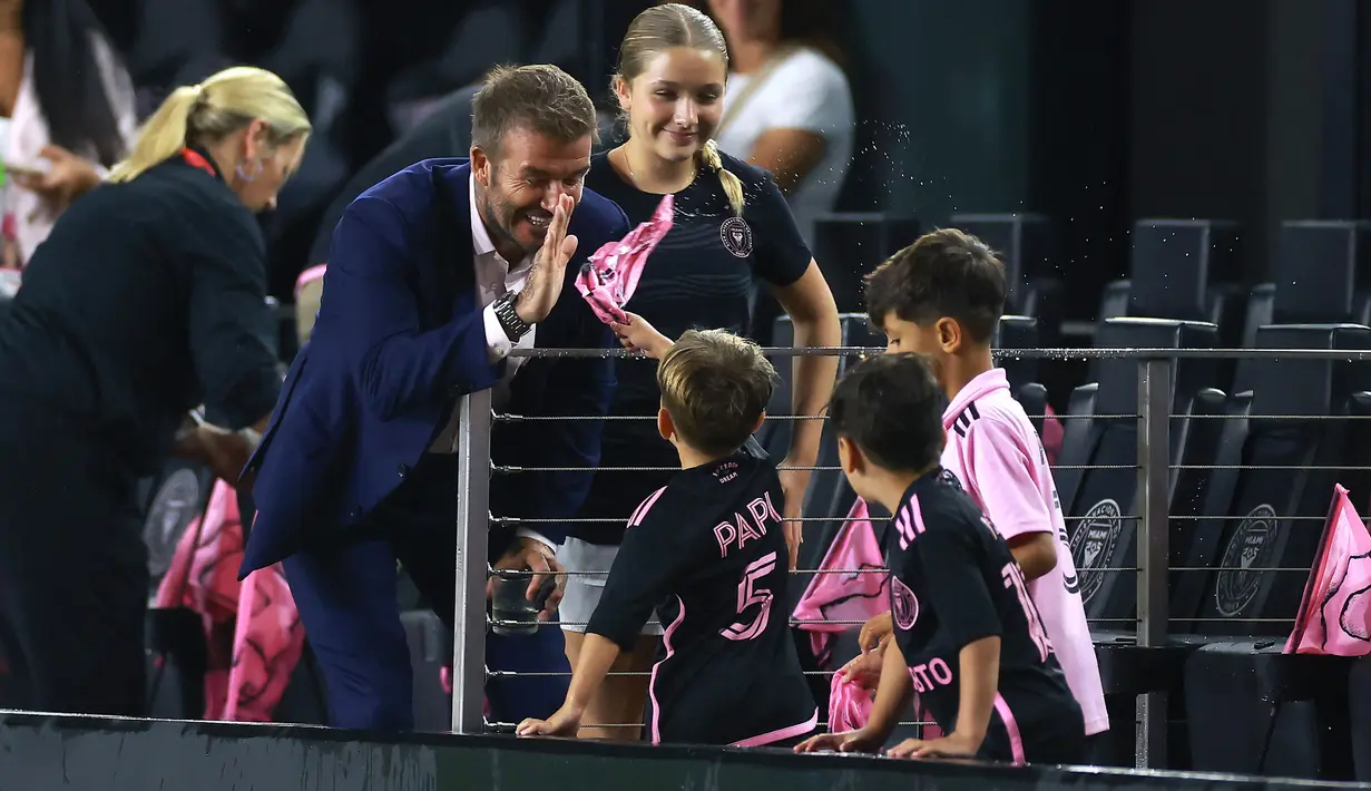 Reaksi pemilik klub Inter Miami, David Beckham (kiri) saat anak dari Lionel Messi dan Sergio Busquets bermain kain basah sebelum laga Inter Miami melawan Orlando City pada laga lanjutan MLS Amerika di DRV PNK Stadium, Florida, Amerika Serikat, 2 Agustus 2023 waktu setempat. (AFP/Getty Images/Hector Vivas)