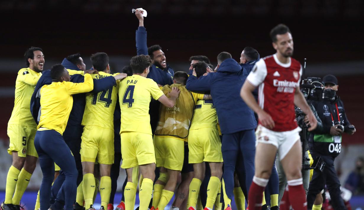 Para pemain Villarreal merayakan hasil imbang 0-0 dengan Arsenal usai berakhirnya laga leg kedua semifinal Liga Europa 2020/2021 di Emirates Stadium, London, Kamis (6/5/2021). Villarreal lolos ke final menyingkirkan Arsenal. (AP/Alastair Grant)