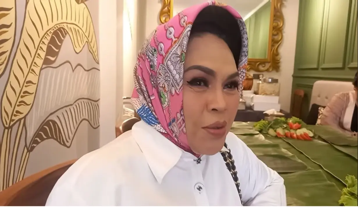 Selain tiga penyanyi senior diatas, hadir juga penyanyi Hetty Koes Endang. Wanita yang biasa dipanggil bunda Hetty itu juga  mengenakan kemeja putih dengan jilbab merah muda bermotif. Penyanyi yang masih eksis hingga kini itu sekarang berusia 65 tahun. [Youtube/Nourma Yunita Channel]