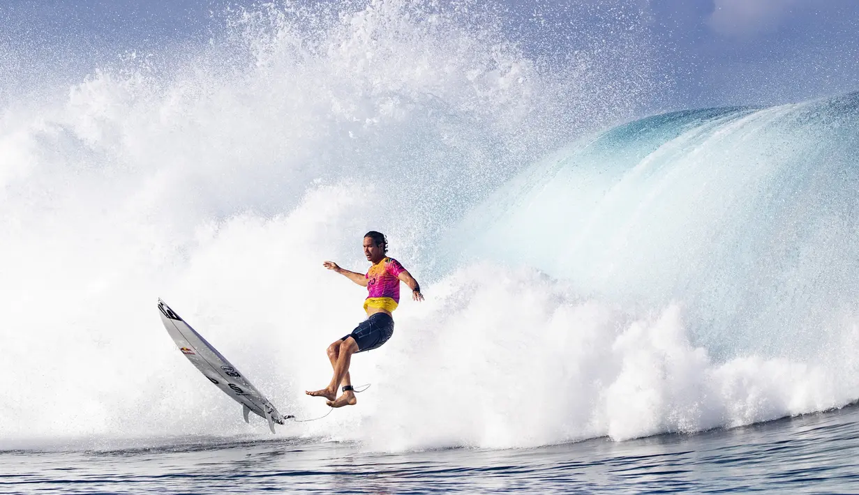 Peselancar Afrika Selatan, Jordy Smith terjatuh saat mengikuti kejuaraan hari pertama Tahiti Pro 2019 di Teahupoo, Tahiti (24/8/2019). Tahiti Pro 2019 diikuti oleh  36 peselancar dunia. (AFP Photo/Brian Bielman)