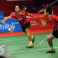 M Ahsan (kiri)/Hendra Setiawan berusaha mengejar bola saat laga melawan Baptise Careme/Ronan Labar (Perancis)di Total BWF World Championships 2015 di Jakarta, Rabu (12/8/2015). Hendra/Ahsan unggul 19-21, 21-17, 21-18. (Liputan6.com/Helmi Fithriansyah)