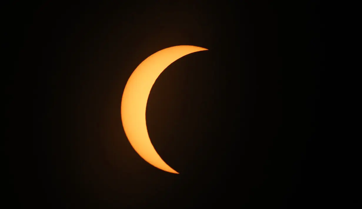 Bulan bergerak melintasi matahari saat terjadi gerhana matahari total di Piedra del Aguila, Argentina, Senin (14/12/2020). Gerhana matahari total terlihat dari wilayah Patagonia utara Argentina dan dari Araucania di Chile. (AP Photo/Natacha Pisarenko)