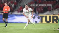 Bintang Timnas Indonesia, Marselino Ferdinan, berlari setelah mencetak gol ke gawang Arab Saudi dalam laga Kualifikasi Piala Dunia 2026 zona Asia yang digelar di Stadion Utama Gelora Bung Karno (SUGBK) Senayan, Jakarta, Selasa (19/11/2024) malam WIB. (Bola.com/Abdul Aziz)