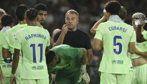 Pelatih Barcelona, Hansi Flick, berbicara kepada para pemainnya dalam laga La Liga antara Levante dan Barcelona di Valencia, Spanyol, Sabtu, 23 Agustus 2025. (AP Photo/Alberto Saiz)