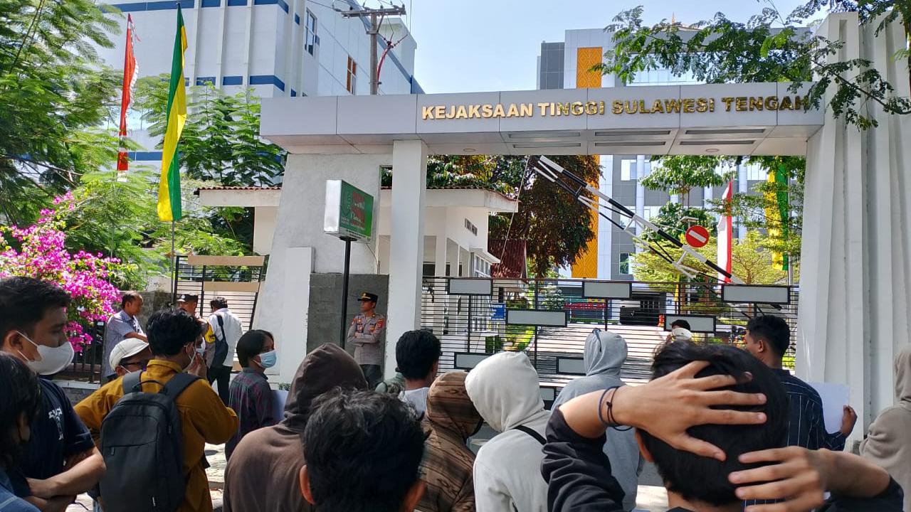 Aliansi Masyarakat Peduli Korupsi Banggai Gelar Aksi di Depan Kejati Sulteng
