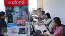 Suasana aktivitas pelayanan di call center erafon di Jakarta, Rabu (31/8). Erafone mengajak konsumen untuk lebih waspada terhadap penipuan online yang tengah marak saat ini (Liputan6.com/Angga Yuniar)