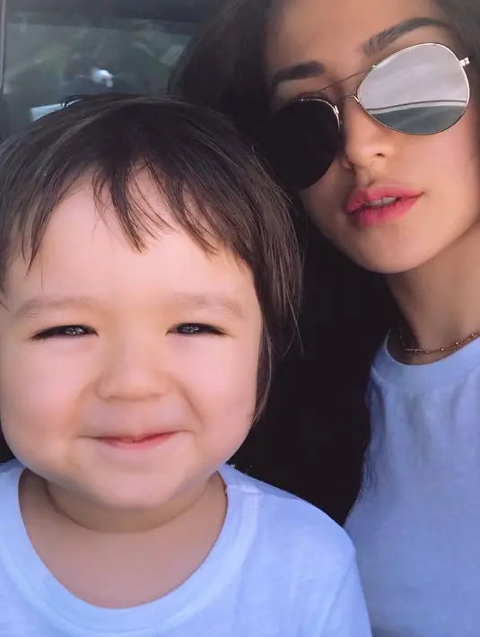 Jessica Iskandar dan El Barack Alexander, ibu dan anak yang selalu kompak. Jedar yang tetap tampil memesona selalu berhasil membuat anaknya, El terlihat menggemaskan di hadapan publik. (Instagram/inijedar)