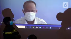 Layar menayangkan terdakwa mantan Kasubbag Protokoler Kota Medan Syamsul Fitri Siregar saat pembacaaan tuntutan dalam sidang secara online di Gedung KPK, Jakarta, Kamis (14/5/2020). Syamsul terlibat dalam kasus dugaan suap proyek dan jabatan pada Pemkot Medan tahun 2019. (merdeka.com/Dwi Narwoko)