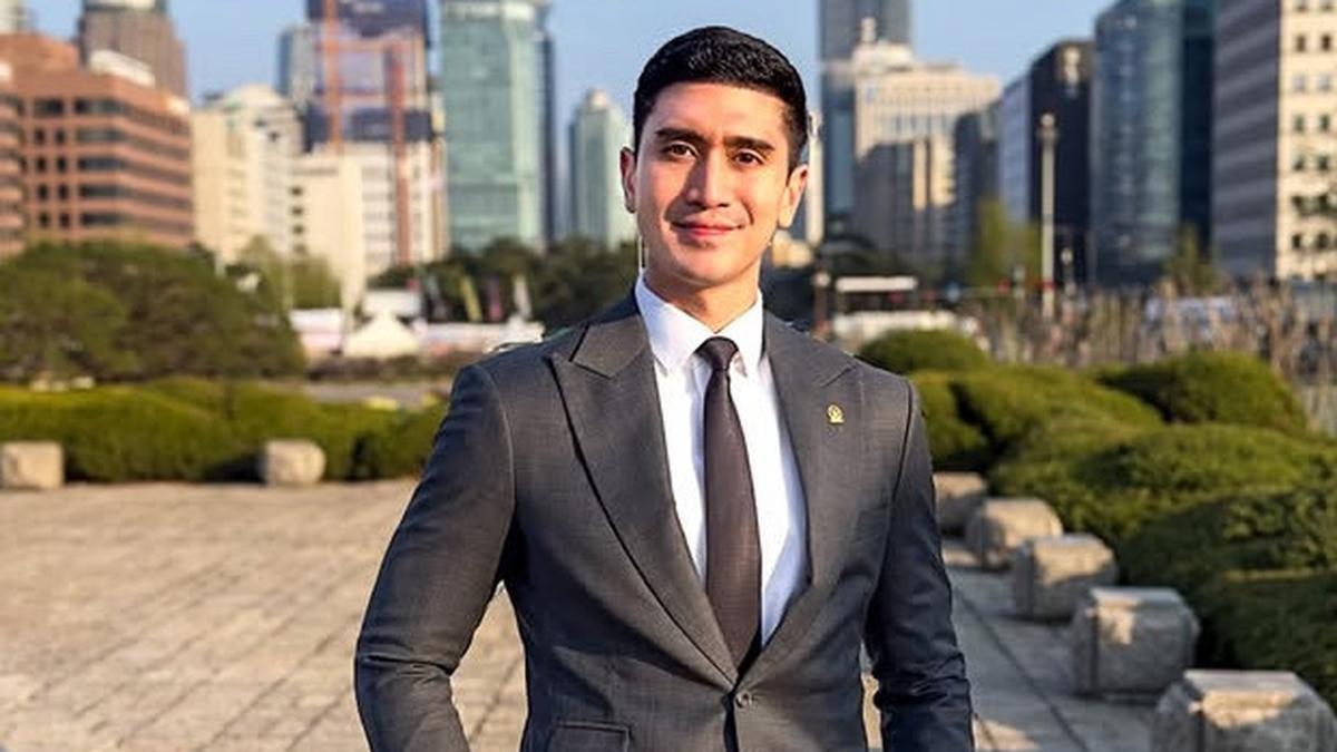 8 Penampilan Verrell Bramasta saat Kunjungan Kerja ke Korea Selatan Punya Vibes Drakor