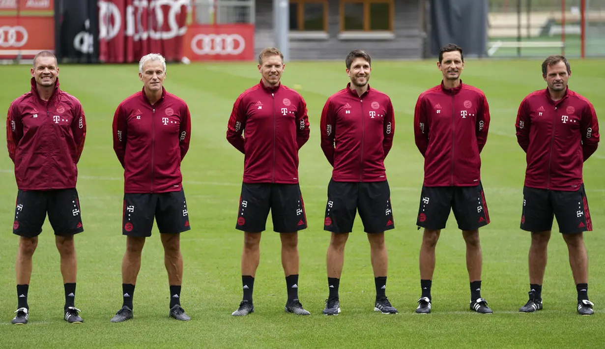Pelatih baru Bayern Munchen, Julian Nagelsmann (ketiga kiri) berpose dengan asistennya sebelum sesi latihan pertama timnya di tempat latihan di Munich, Jerman selatan (7/7/2021). Pelatih 33 tahun ini datang dari RB Leipzig untuk menggantikan posisi dari Hansi Flick. (AP Photo/Matthias Schrader)