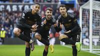 Selebrasi pemain Arsenal setelah Gabriel Martinelli (kanan) menjebol gawang Aston Villa pada pertandingan pekan ke-24 Premier League 2022/2023 yang berlangsung di Villa Park, Sabtu (18/2/2023). (AP Photo/Jon Super)