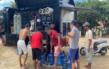 Brimob Tapanuli Tengah Salurkan Air Bersih dan Bersihkan Lingkungan Pasca-Bencana