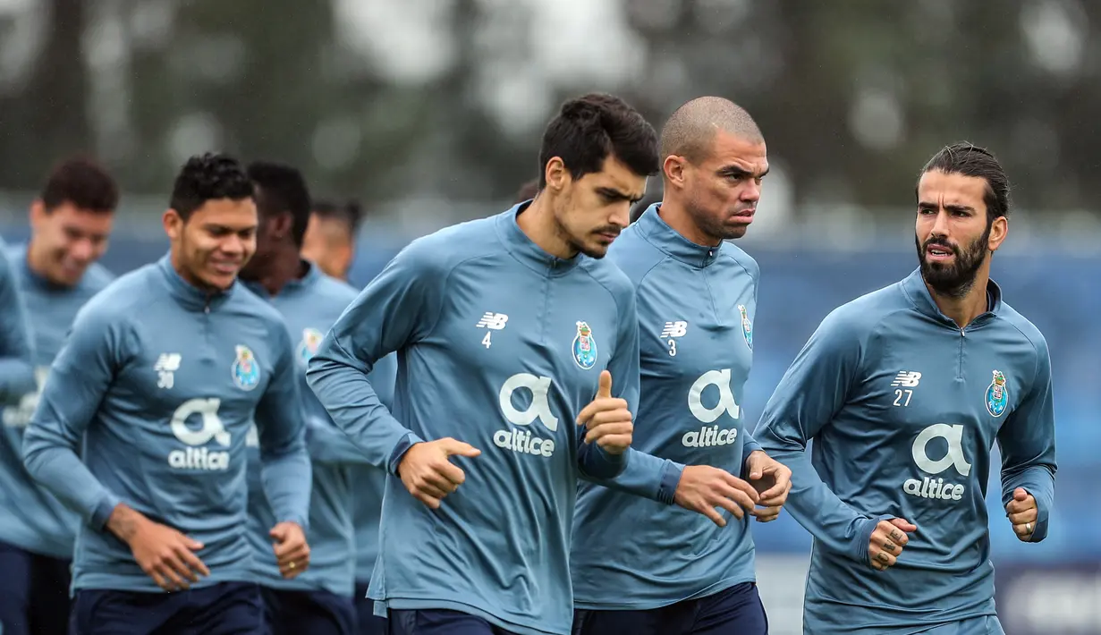 Para pemain Porto melakukan pemanasan saat mengikuti sesi latihan di tempat latihan klub di Olival, di Vila Nova de Gaia (2/11/2020). Porto akan bertanding melawan Olympique de Marseille pada  Grup C Liga Champions di di Estadion Do Dragao, Portugal. (AFP/Carlos Costa)