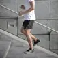 Apa sih yang terlitas ketika mendengar tangga? Selain untuk naik turun, tangga juga dapat menjadi bagian dalam berolahraga. Coba saja lari naik turun selama 30 menit, dijamin tubuhmu makin sehat! (Foto: Pexels.com/Andrea Piacquadio)