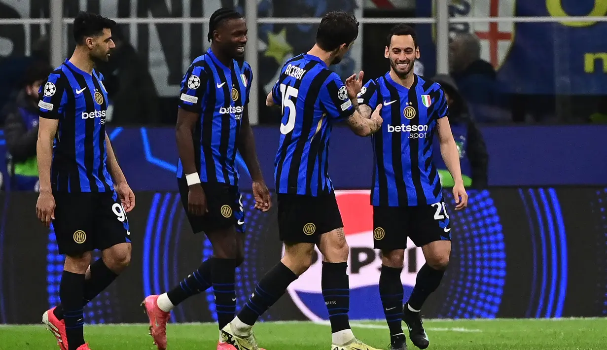 Gelandang Inter Milan, Hakan Calhanoglu (kanan) melakukan selebrasi setelah mencetak gol kedua timnya saat pertandingan leg kedua 16 besar Liga Champions 2024/2025 melawan Feyenoord Rotterdam di Stadion Giuseppe Meazza, pada 11 Maret 2025 waktu setempat atau Rabu (12/3/2025) dini hari WIB. (PIERO CRUCIATTI/AFP)