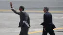 Presiden AS, Barack Obama berjalan menuju helikopter Marine One setelah tiba Bandara Internasional Ninoy Aquino, Manila November (17/11). Obama akan mengadiri KTT kerjasama Ekonomi Asia-Pasifik (APEC) pada Sabtu (20/11). (REUTERS/Erik De Castro)