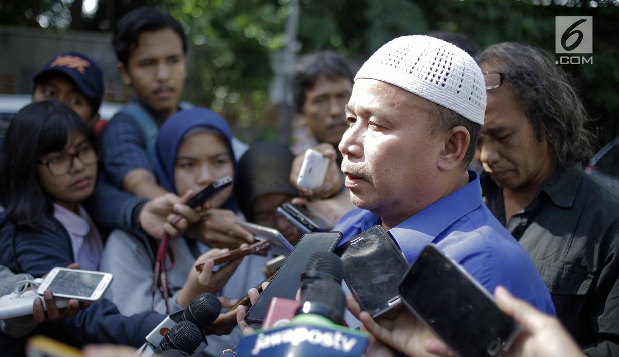 Perwakilan keluarga Nyak Sandang, Maturidi memberikan keterangan di RSPAD Gatot Subroto, Jakarta Pusat, Sabtu (31/3). Nyak Sandang (91), lelaki Aceh yang ikut menyumbangkan hartanya untuk pembelian pesawat pertama Indonesia. (Liputan6.com/Faizal Fanani)