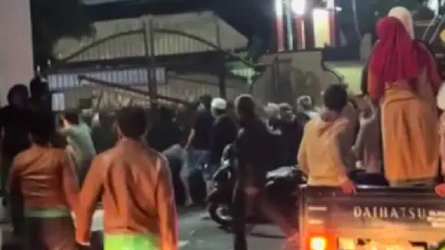 Puluhan massa mendatangi Mapolres Lumajang