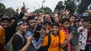 Suporter Persija Jakarta, The Jakmania, antri tiket jelang laga final Piala Presiden di sekitar SUGBK, Jakarta, Sabtu (17/2/2018). Persija akan melawan Bali United. (Bola.com/Vitalis Yogi Trisna)