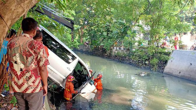 Dinas PMK Surabaya evakuasi mobil yang terperosok masuk sungai (Foto: Dok Dinas PMK Surabaya)