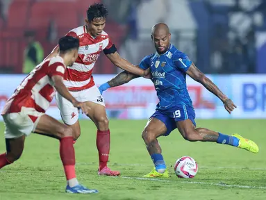 Pemain Persib Bandung, David Da Silva, melepaskan tendangan saat melawan Madura United pada laga leg 1 final Championship Series BRI Liga 1 2023/2024 antara Persib Bandung melawan Madura United di Stadion Si Jalak Harupat, Bandung, Minggu (26/05/2024). (Bola.com/M Iqbal Ichsan)