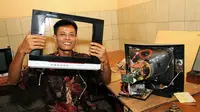 Kusrin, perakit televisi lulusan SD asal Karanganyar, Jawa Tengah, memamerkan hasil karyanya. (Liputan6.com/Reza Kuncoro)