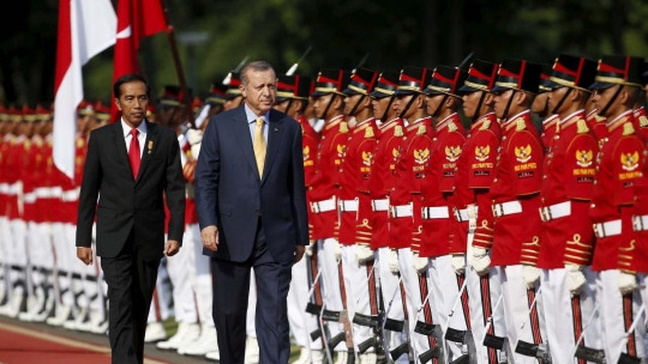 Akrabnya Jokowi dan Presiden Turki ngobrol santai di teras Istana
