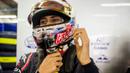 Pebalap Indonesia, Sean Gelael saat bersiap melakukan debutnya pada sesi tes bebas pertama bersama tim Toro Roso di F1 GP Singapura (16/9/2017). Sean tampil tenang tanpa masalah pada debut tersebut. (Bola.com/Toro Roso)