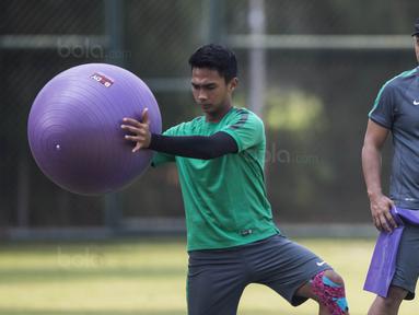 Bek Timnas Indonesia U-22, Bagas Adi Nugroho, latihan terpisah di Lapangan SPH Karawaci, Banten, Kamis (10/8/2017). Latihan dilakukan sebagai persiapan jelang SEA Games 2017 Malaysia. (Bola.com/Vitalis Yogi Trisna)