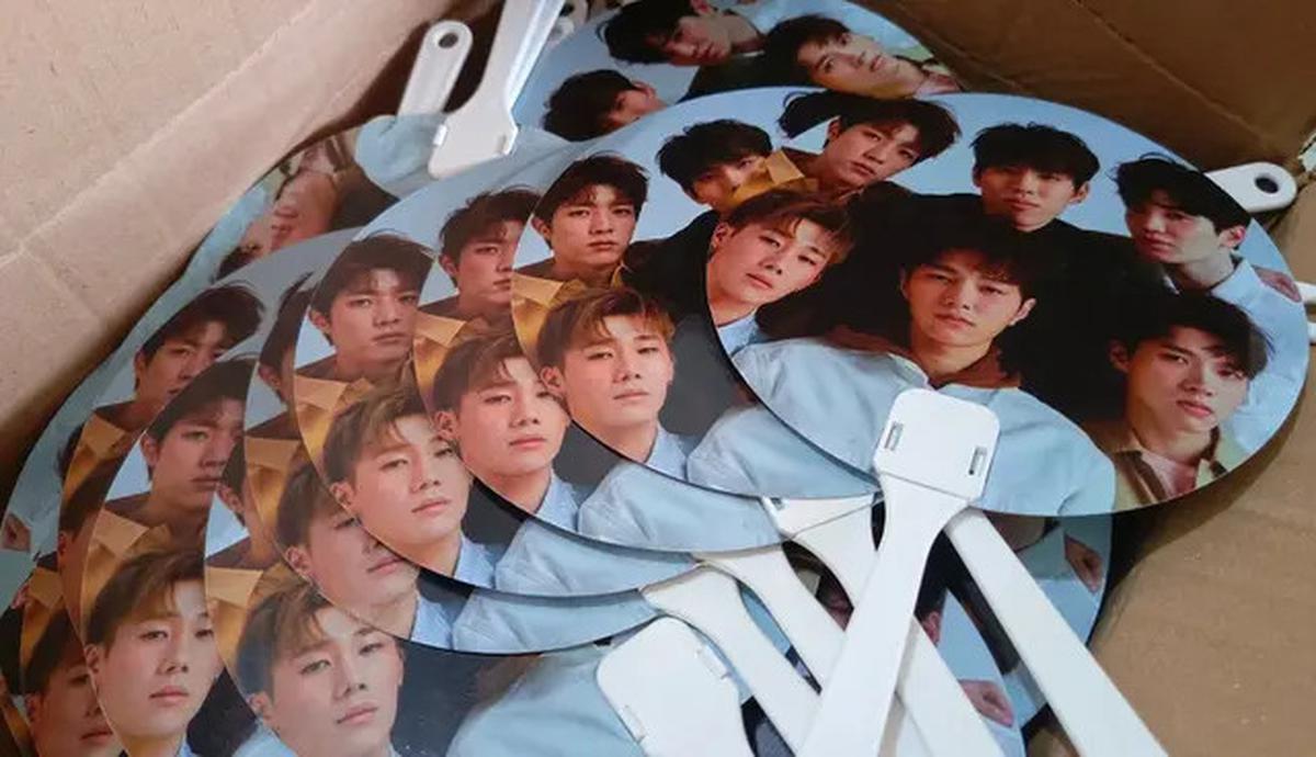 Tradisi Berbagi Freebies di Konser K-Pop, Kadang Terselip Kisah Menyentuh di Baliknya