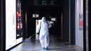 Seorang staf mendisinfeksi koridor di sebuah bioskop di Handan, Provinsi Hebei, China, 19 Juli 2020. Bioskop di area-area berisiko rendah di China diizinkan kembali beroperasi mulai 20 Juli menyusul perkembangan positif terkait situasi epidemi COVID-19. (Xinhua/Hao Qunying)