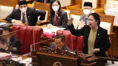 Ketua DPR RI Puan Maharani berpidato dalam Paripurna ke-20, Masa Sidang IV Tahun 2021-2022 di Gedung Nusantara II, Kompleks MPR/DPR/DPD RI, Jakarta, Kamis (14/4/2022). Paripurna DPR Tutup Masa Sidang IV Tahun 2021-2022. (Liputan6.com/Angga Yuniar)
