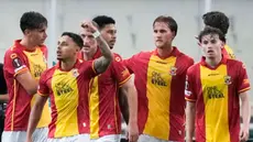 Pemain Go Ahead Eagles, Dean James, merayakan kemenangan atas Panathinaikos pada laga Liga Europa di Stadion Olimpiade Athena, Jumat (3/10/2025) dini hari WIB. (AP Photo/Thanassis Stavrakis)