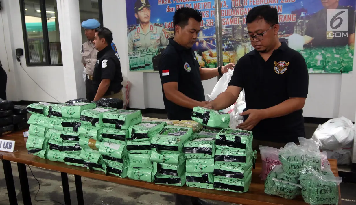 Petugas merapikan barang bukti 239,84 Kg sabu dan 30 ribu butir ekstasi di Polda Metro Jaya, Jakarta, Kamis (24/5). Narkoba tersebut dimusnahkan dengan cara diblender. (Liputan6.com/Arya Manggala)